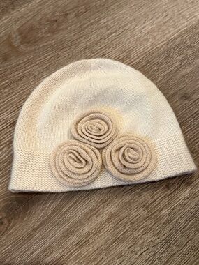 Max Studio Cream Cashmere Knit Hat with Rosette Detail NEW  missing tag